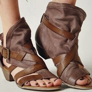Miz Mooz  Cassidy Leather Sandals Color Stone   Size  EU36 /US6
